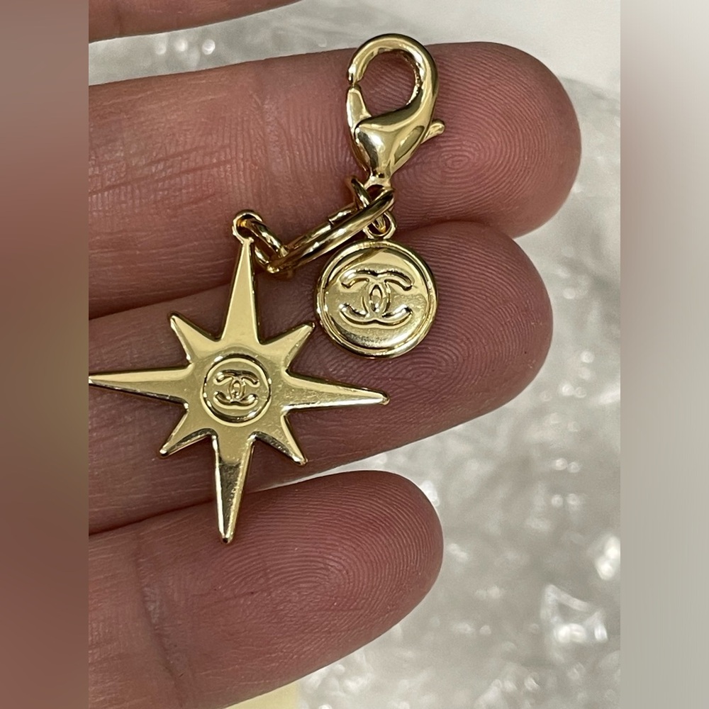 CHANEL GOLDTONE GIFT CHARM HOLIDAY COLLECTION COMET STARBURST DANGLE CHARM WOW